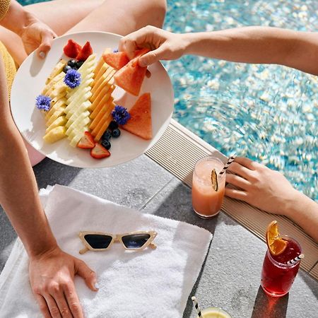 Sheraton Melbourne Hotel Экстерьер фото Poolside service