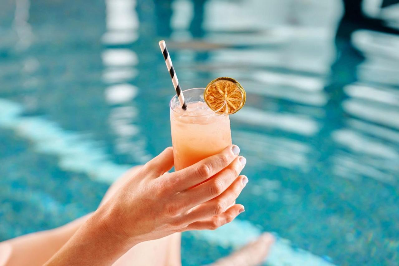 Sheraton Melbourne Hotel Экстерьер фото A cocktail with a paper straw