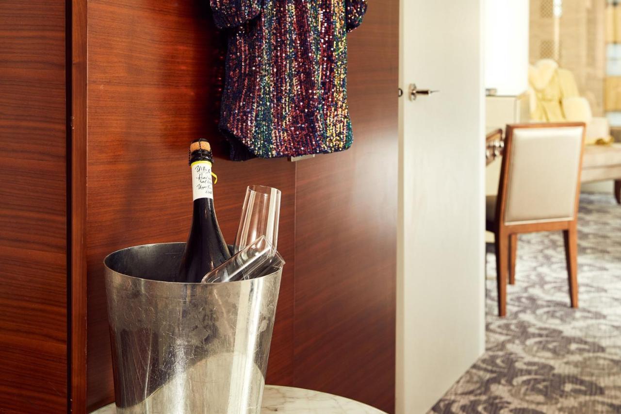 Sheraton Melbourne Hotel Экстерьер фото A champagne bucket