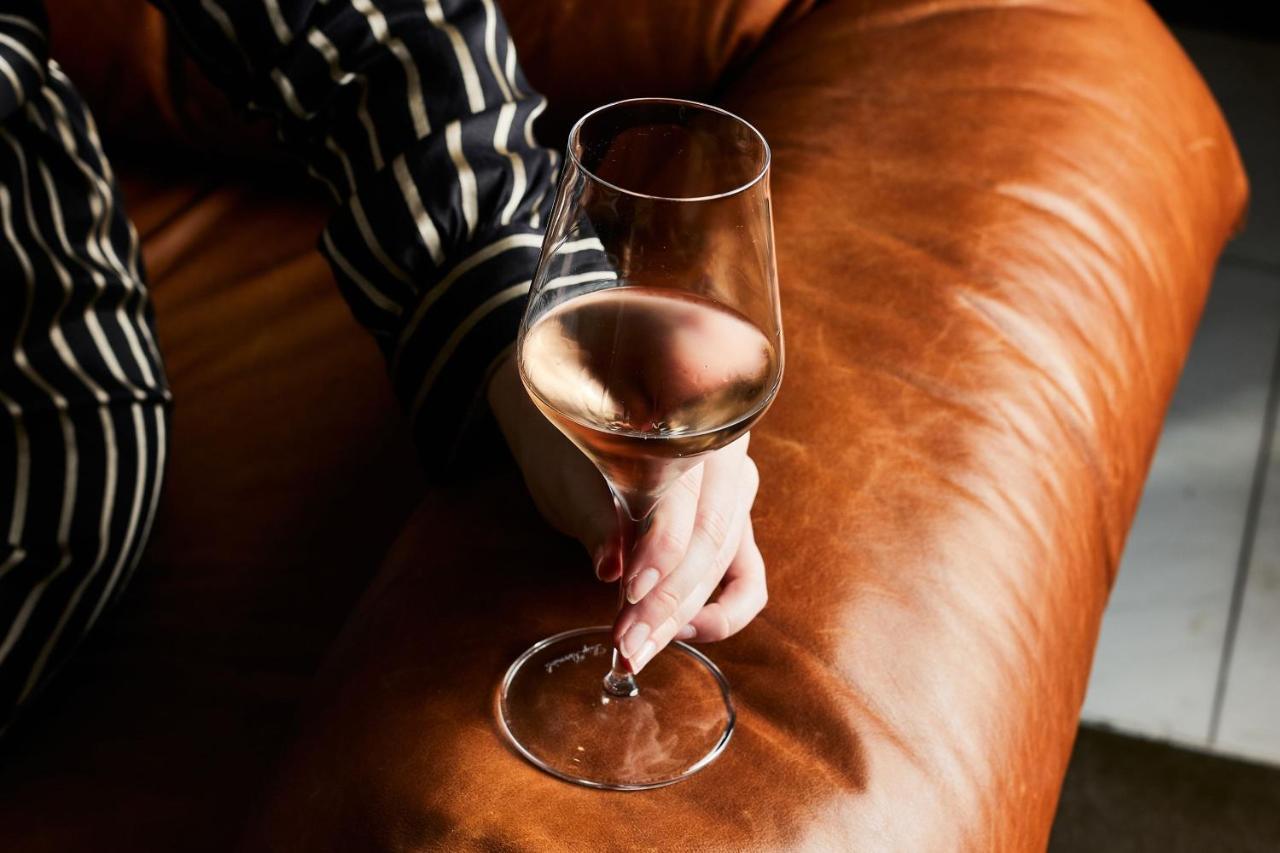 Sheraton Melbourne Hotel Экстерьер фото A glass of Champagne
