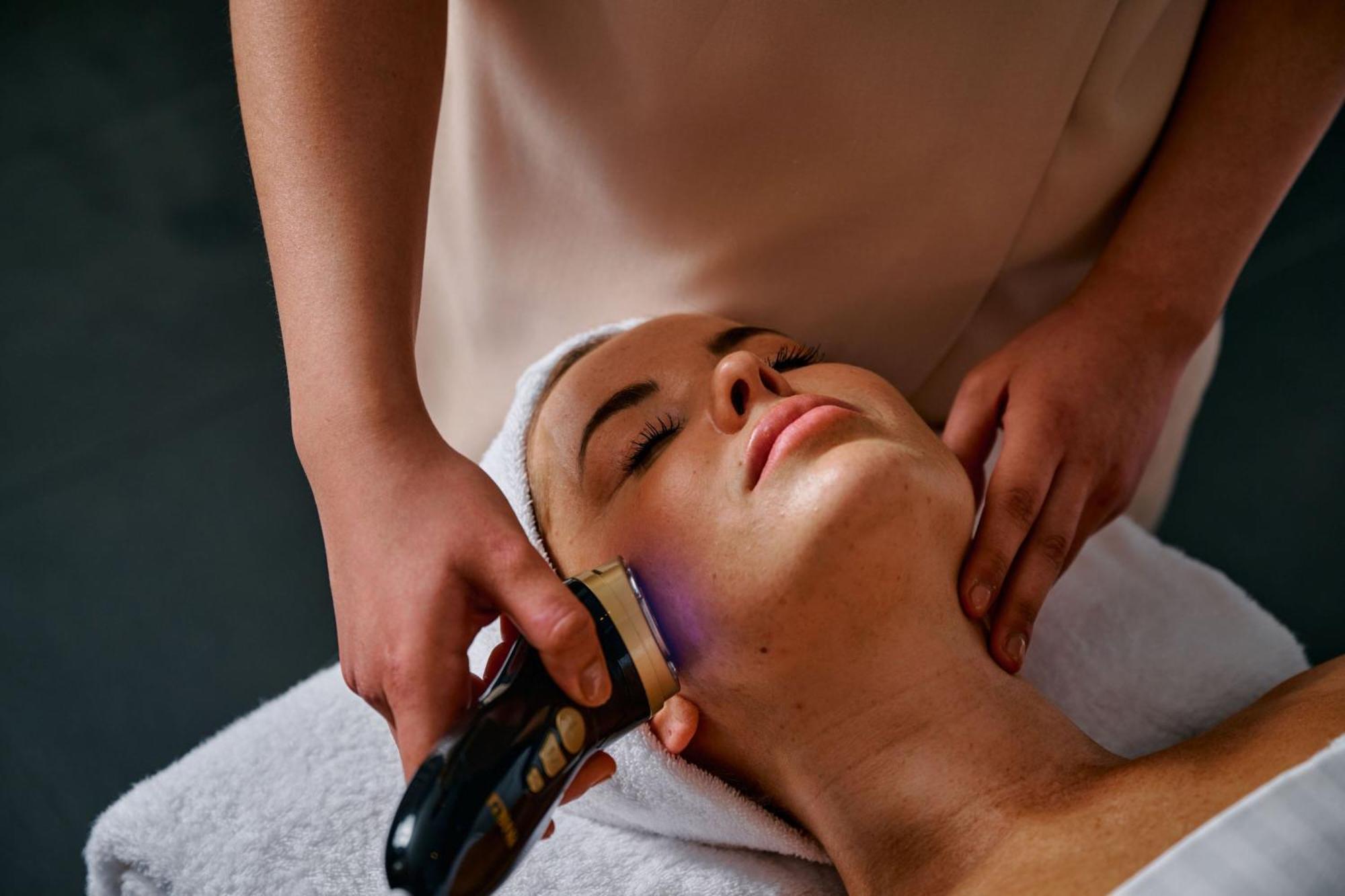 Sheraton Melbourne Hotel Экстерьер фото A woman receiving a facial treatment