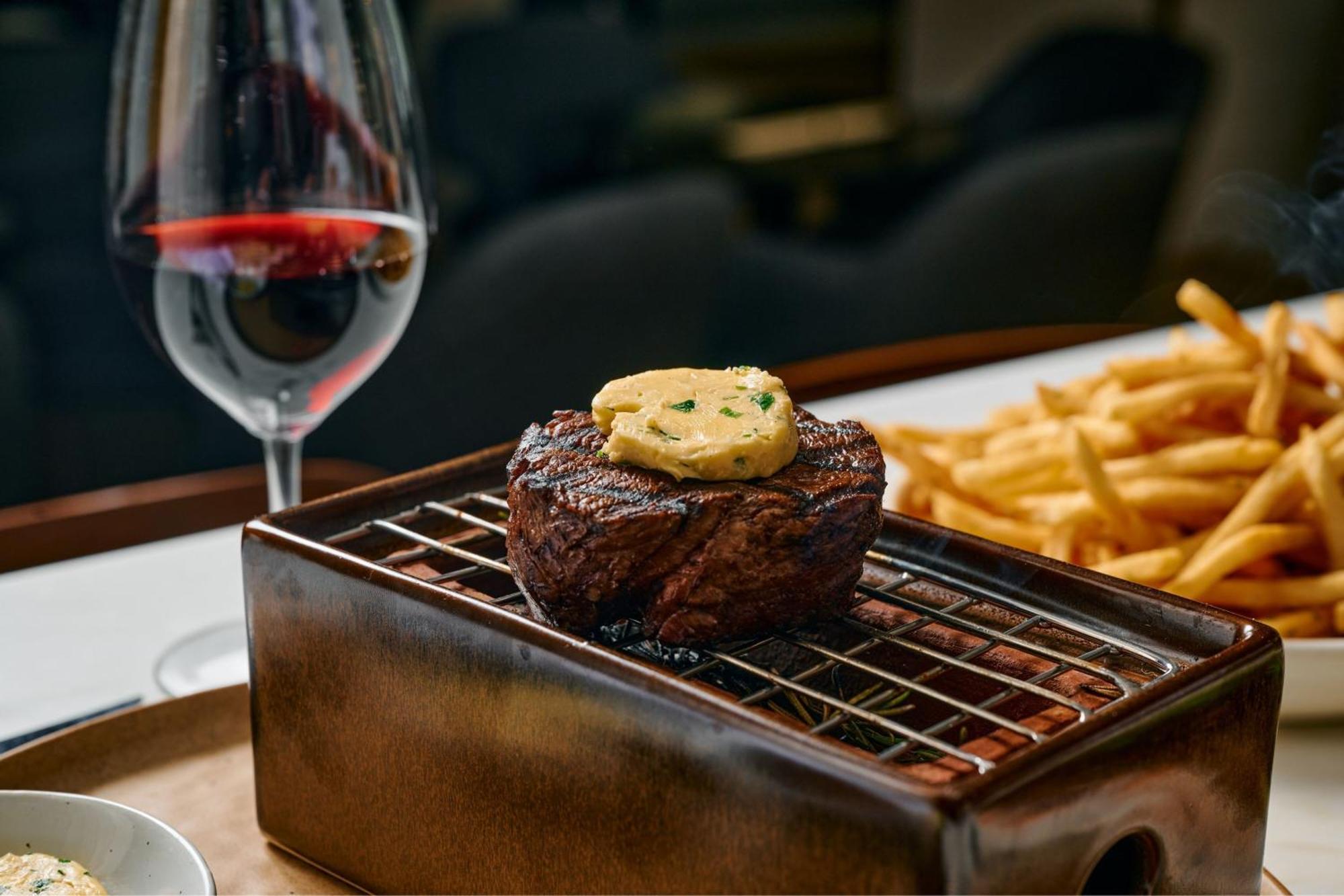 Sheraton Melbourne Hotel Экстерьер фото A steak at the restaurant