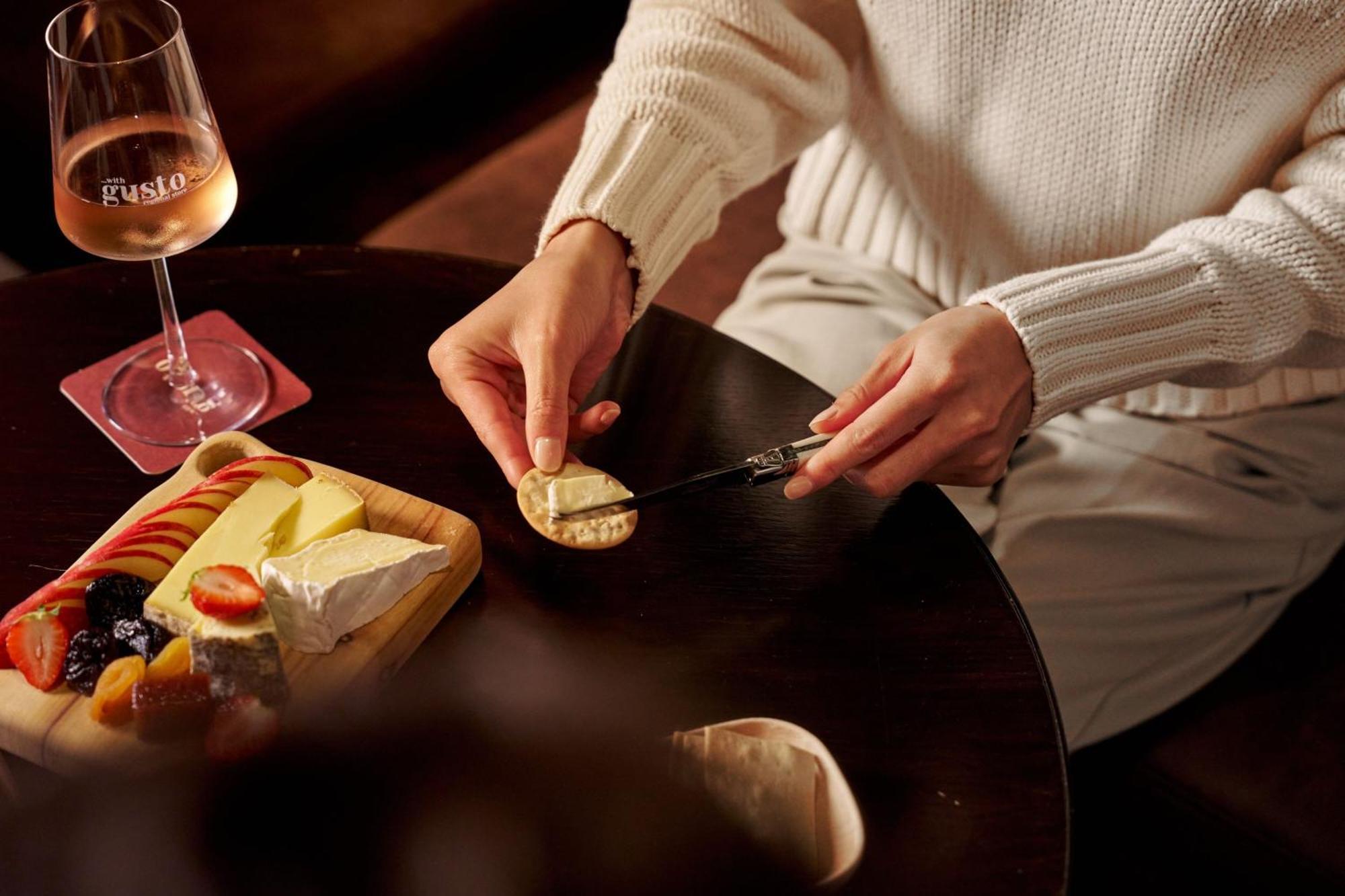 Sheraton Melbourne Hotel Экстерьер фото A woman spreading butter on a cracker