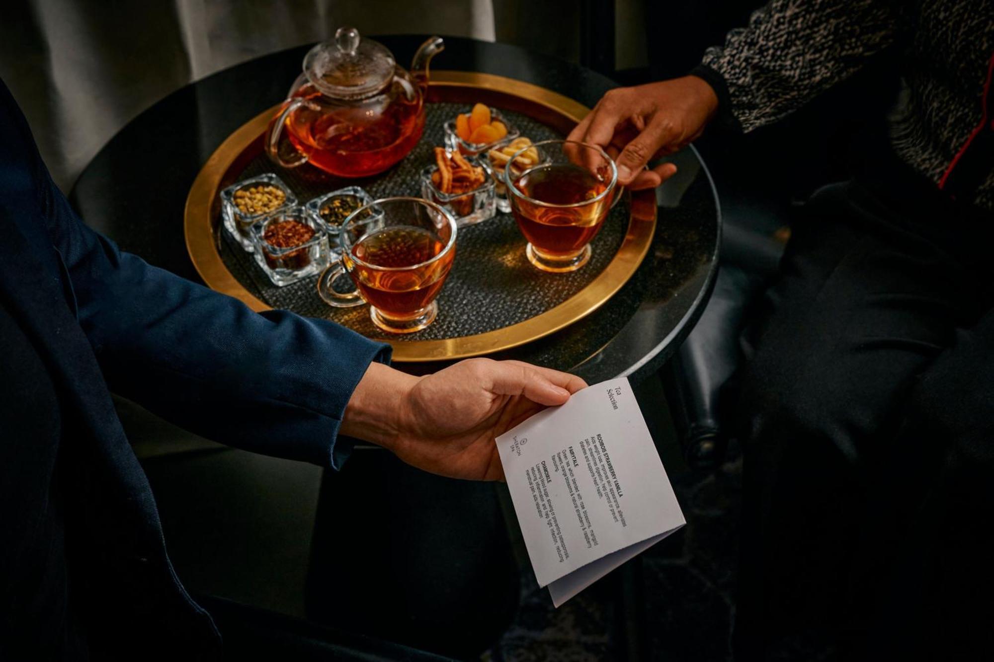 Sheraton Melbourne Hotel Экстерьер фото A bartender serving drinks