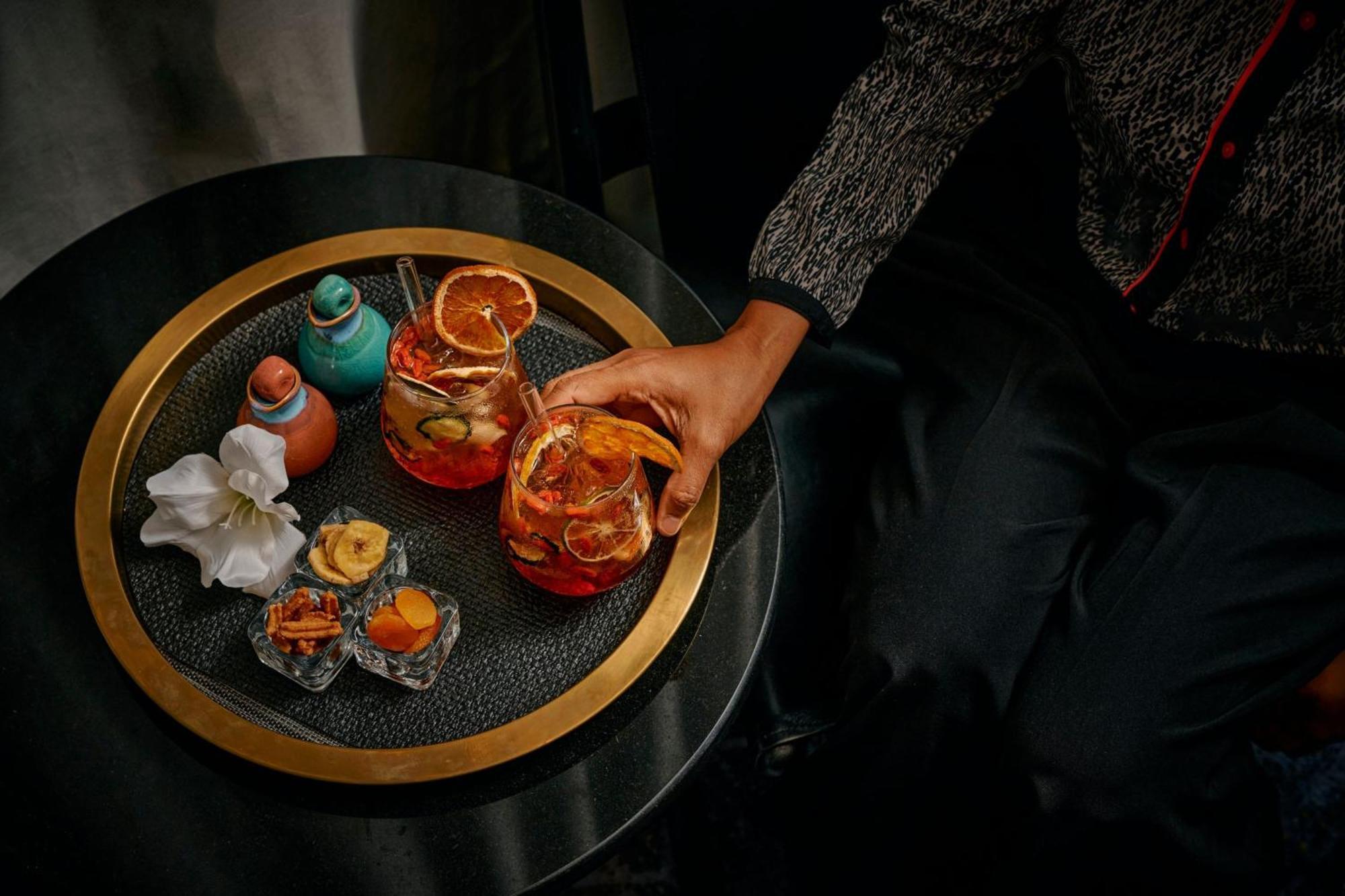 Sheraton Melbourne Hotel Экстерьер фото A tray of cocktails