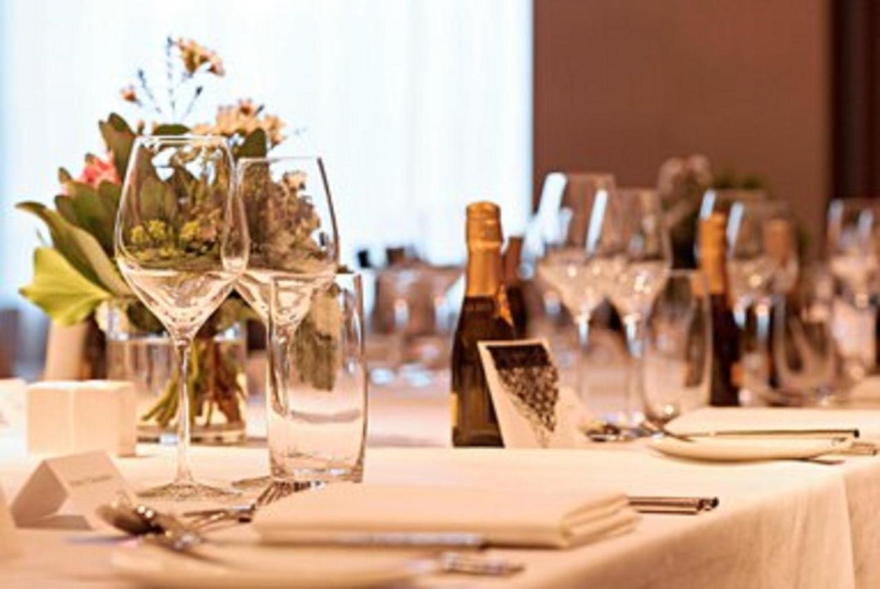 Sheraton Melbourne Hotel Экстерьер фото Wine bottles and glasses